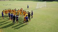 Pemain Bhayangkara FC saat latihan jelang laga perdana Liga 1 di Lapangan ABC Senayan, Jakarta, Senin (19/3/2018). Bhayangkara FC akan berhadapan dengan Persija Jakarta. (Bola.com/Asprilla Dwi Adha)