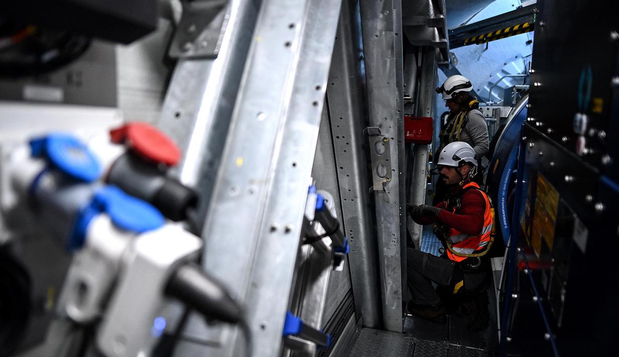 Pekerjaan pemeliharaan di ladang angin mencakup berbagai tugas untuk memastikan turbin angin tetap berfungsi dengan baik. (Christophe ARCHAMBAULT/AFP)