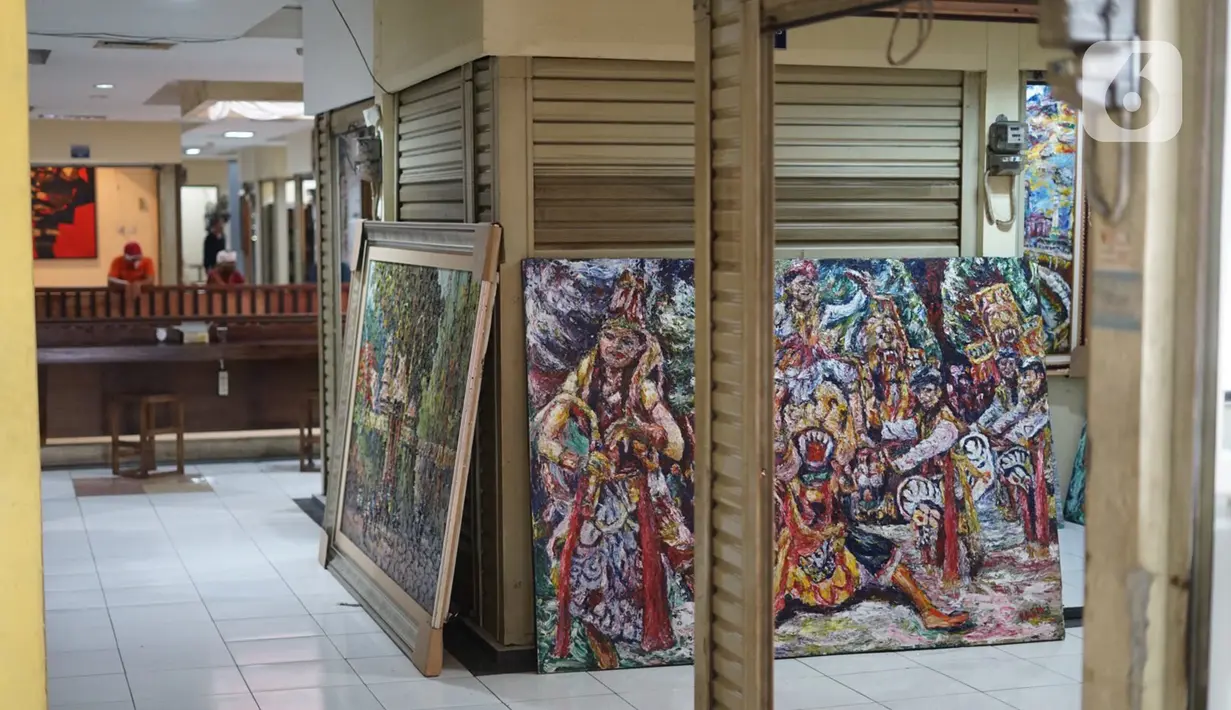 Lukisan terlihat di Pasar Gembrong Baru, Jalan Jenderal Basuki Rachmat, Jakarta Timur, Minggu (16/8/2020). Pasar yang dulu diisi kios-kios mainan anak dan boneka tersebut kini berubah wajah menjadi galeri bagi para perupa, barang antik, hingga buku-buku lawas. (Liputan6.com/Immanuel Antonius)