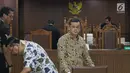 Terdakwa dugaan suap fungsi pengawasan anggota DPRD Kalimantan Tengah, Teguh Dudy Syamsuri Zaldy, Edy Saputra Suradja dan Willy Agung (kiri ke kanan) saat sidang lanjutan di Pengadilan Tipikor, Jakarta, Rabu (13/2). (Liputan6.com/Helmi Fithriansyah)