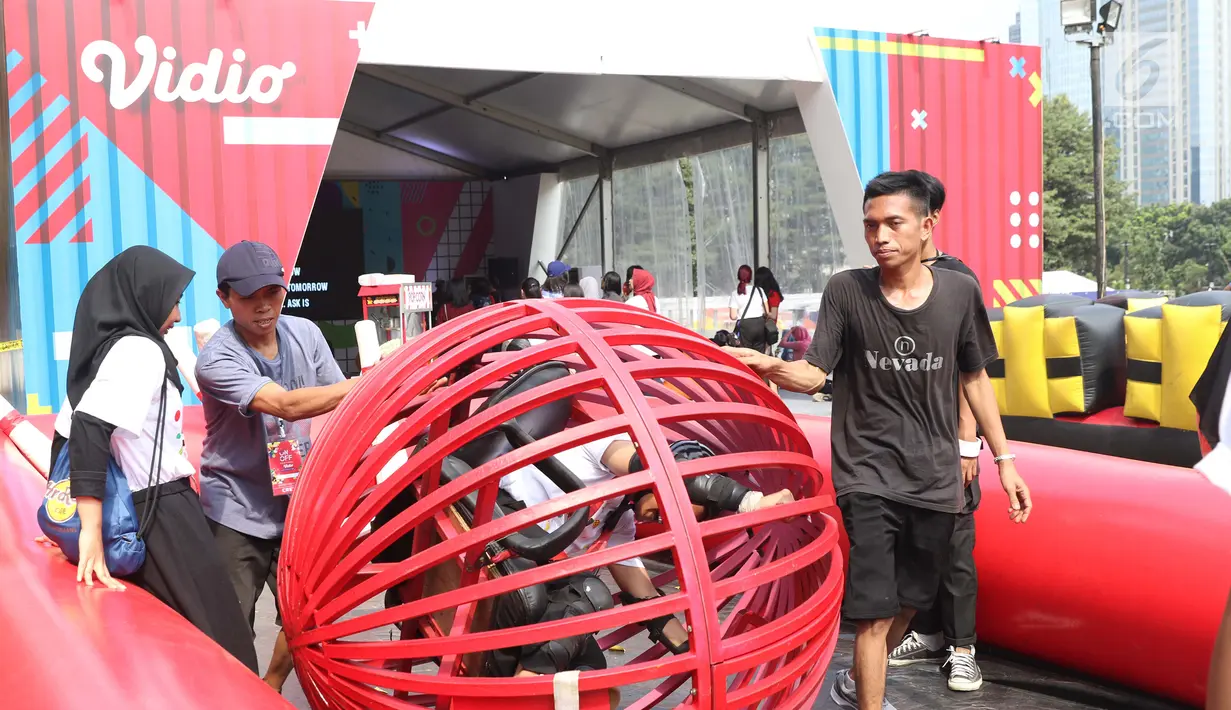Pengunjung mencoba permainan adrenaline yang digelar pada ON/OFF Festival di Istora Gelora Bung Karno, Jakarta, Sabtu (7/9/2019). Gelaran ON/OFF Festival akan berlangsung hingga Minggu (8/9). (Liputan6.com/Helmi Fithriansyah)