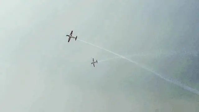 Atraksi dua pesawat dari Jupiter Aerobatic Team di langit Kota Pekanbaru.