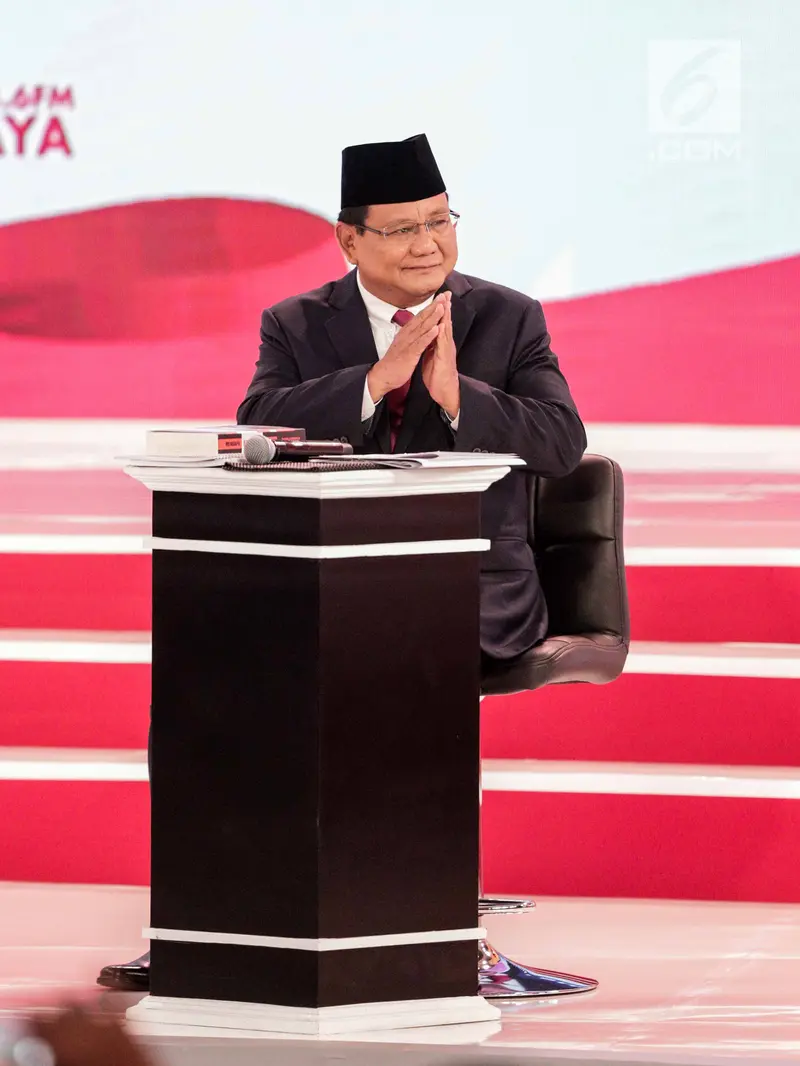 Peluk Hangat Jokowi dan Prabowo Awali Debat Kedua Capres