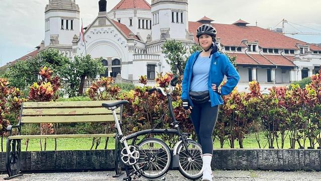 7 Gaya Annisa Pohan saat Bersepeda, Tetap Kece