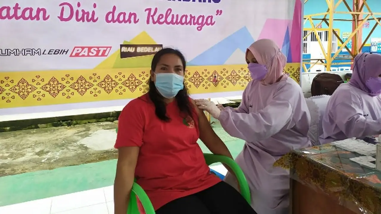 Warga binaan di Lapas Perempuan Pekanbaru mendapat suntikan vaksin Covid-19.
