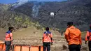 Petugas mengoperasikan drone water spray untuk memadamkan kebakaran hutan dan lahan (karhutla) di kawasan Taman Nasional Bromo Tengger Semeru (TNBTS), Kabupaten Probolinggo, Jawa Timur, Kamis (6/8/2026). (AFP/ Juni Kriswanto)