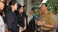 Basuki Tjahaja Purnama atau akrab disapa Ahok, sudah ditunggu banyak warga yang ingin mengadu kepadanya di Balai Kota.