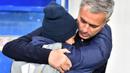 Tak hanya berbincang dengan Jose Mourinho, sang anak juga tampak dengan senang memeluk idolanya tersebut. (AFP/Sergei Supinsky) 