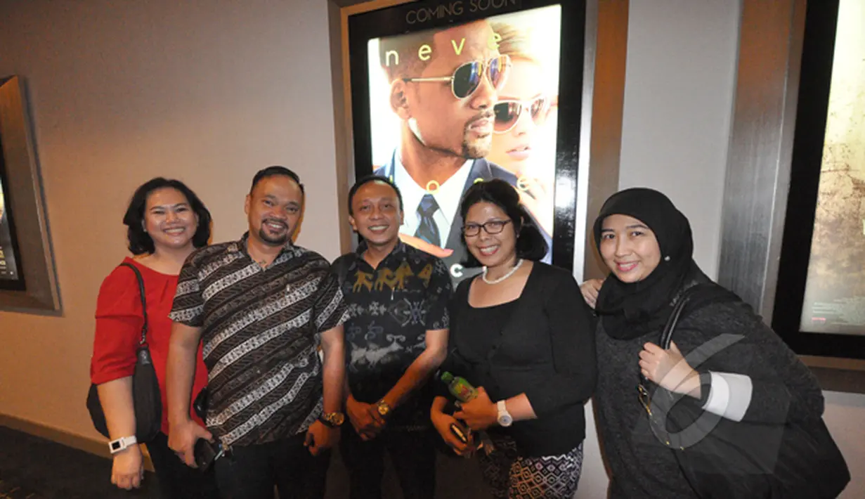 Para penonton berfoto bersama di depan poster saat premier film Focus di Plaza Indonesia, Jakarta. Foto diambil pada Selasa (24/2/2015). (Liputan6.com/Faizal Fanani)