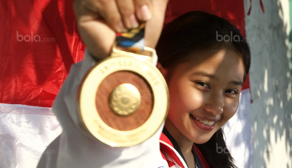 Atlet Senam Artistik, Rifda Irfanaluthfi meraih emas pada senam artistik nomor balok keseimbangan di MATRADE Exhibition and Convention Centre, Segambut, Rabu (23/8/2017). Rifda meraih nilai total 13. (Bola.com/Nicklas Hanoatubun)
