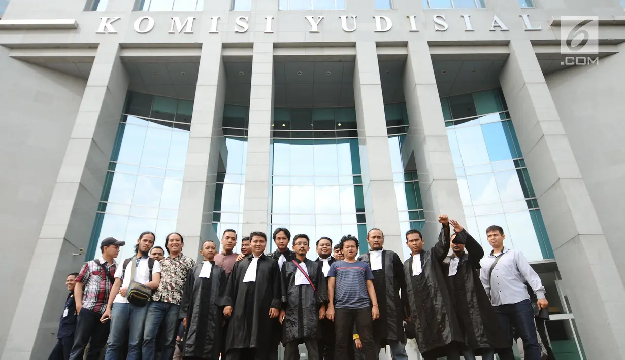 Sejumlah advokat muda berkumpul usai melakukan pertemuan dengan komisioner Komisi Yudisial di Jakarta, Kamis (18/5). Kedatangan mereka untuk melakukan audiensi dan memberikan dukungan moril kepada KY. (Liputan6.com/Helmi Fithriansyah)