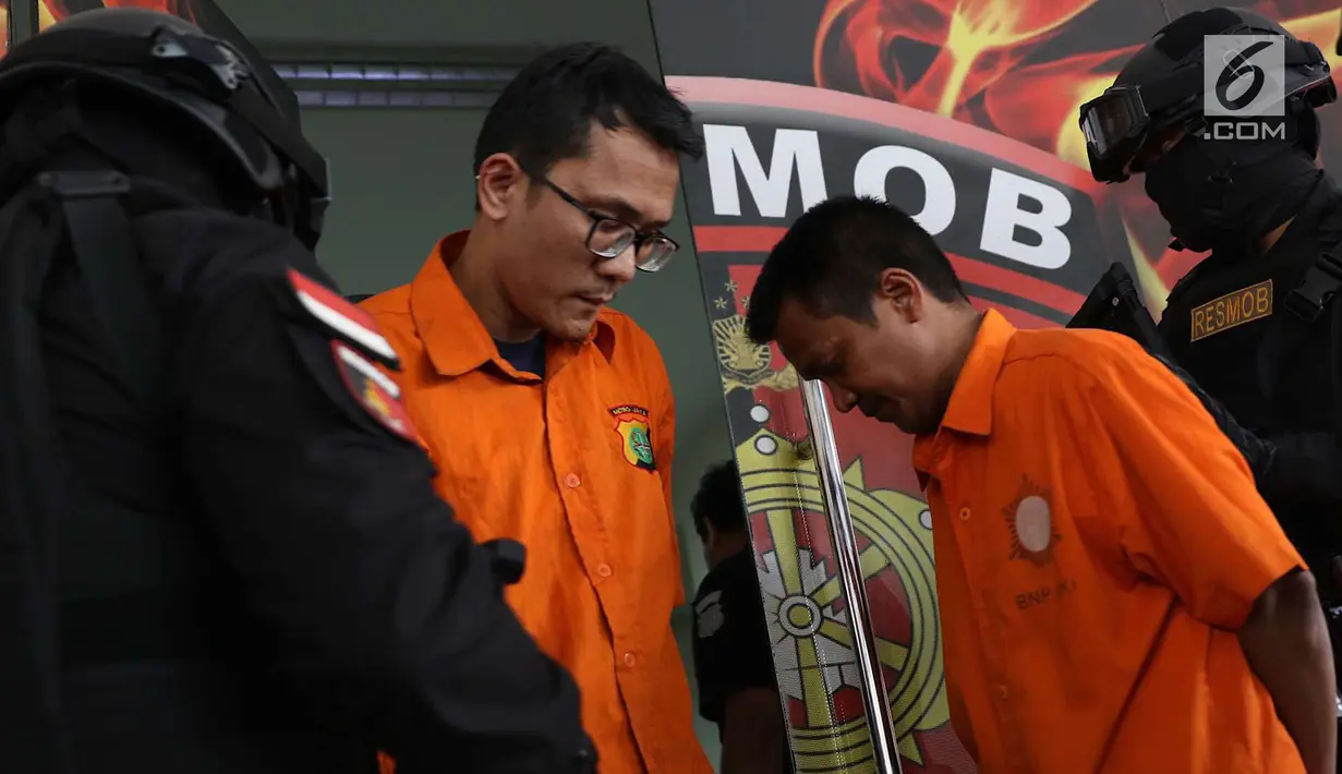 Tersangka pencurian dan pembunuhan sadis terhadap Jeanne Setyadi (78) tertunduk di Polda Metro Jaya, Jakarta, Kamis (26/7). MIF, pelaku utama pencurian dan pembunuhan terhadap nenek Jeanne ternyata masih tetangga korban. (Liputan6.com/Immanuel Antonius)
