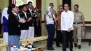 Presiden Joko Widodo (kemeja putih) tiba untuk menyaksikan drama bertajuk Prestasi Tanpa Korupsi di SMKN 57 Jakarta, Jakarta Selatan, Senin (9/12/2019). Kegiatan tersebut dalam rangka memperingati Hari Antikorupsi Sedunia. (Liputan6.com/Biropres Kepresidenan)