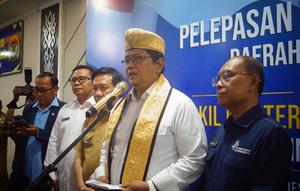 Wakil Menteri Transmigrasi (Wamentrans) Viva Yoga Mauladi saat melepas Transmigran Daerah Asal 2025 di Provinsi Lampung di Balai Keratun, Bandar Lampung, Lampung, Selasa (16/12/2025). (Liputan6.com/Rizqi Tri Novitasari)