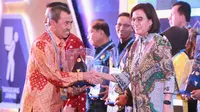 Bupati Siak Syamsuar menerima penghargaan dari Menteri Keuangan Sri Mulyani atas capaian Laporan Keuangan Wajar Tanpa.