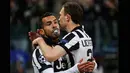 Penyerang Juventus, Carlos Tevez (kiri) memeluk Stephan Lichtsteiner usai mencetak gol saat laga melawan Borussia Dortmund di 16 besar Liga Champions (leg 1) di Stadion Juventus, Turin, Italia, (24/2/2015). (AFP PHOTO/GIUSEPPE CACACE)