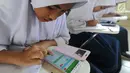 Pelajar menggunakan ponsel android mengikuti babak penyisihan lomba matematika dengan metode Gasing (Gampang Asyik & Menyenangkan) di SMKN 1 Leuwiliang, Bogor, Selasa (8/1). Kegiatan itu diikuti pelajar tingkat SD hingga SMA.  (Merdeka.com/Arie Sunaryo)