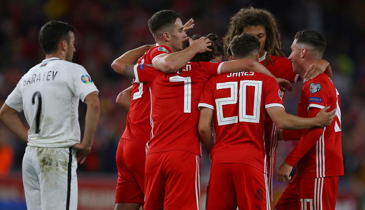 Para pemain Wales merayakan gol bunuh diri yang dilakukan bek Azerbaijan, Pavlo Pashayev, pada laga Kualifikasi Piala Eropa 2020 di Cardiff City Stadium, Cardiff, Jumat (6/9). Wales menang 2-1 atas Azerbaijan. (AFP/Geoff Caddick)