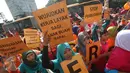 Pekerja Rumah Tangga Migran (PRT Migran) yang tergabung dalam Migrant Care melakukan aksi damai di kawasan Bundaran HI, Jakarta, Minggu (18/12). Aksi damai tersebut dilakukan memperingati Hari Migran Internasional 2016. (Liputan6.com/Immanuel Antonius)