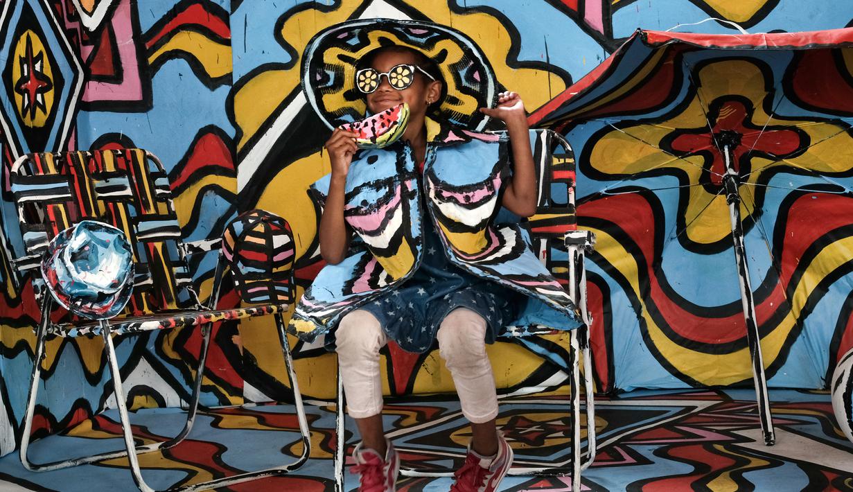 Gaya Myla Howard saat berpose dalam instalasi seni 3D interaktif di Union Station, Los Angeles, Kamis (7/6). Acara ini akan berlangsung hingga Minggu, 10 Juni 2018. (AP Photo/Richard Vogel)