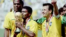 Bintang utama Timnas Brasil saat merengkuh Piala Dunia 1994 ini telah mencetak banyak gol dan memenangkan sejumlah final. Dalam sepanjang kariernya, Romario telah mencetak 19 gol di final. (AFP/Daniel Garcia)