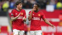 Pemain Manchester United Victor Lindelof (kiri) dan Anthony Martial meninggalkan lapangan setelah pertandingan sepak bola Liga Inggris antara Manchester United melawan Brighton di Stadion Old Trafford, Manchester, Inggris, Sabtu (16/9/2023). Brighton menang 3-1. (AP Photo/Dave Thompson)