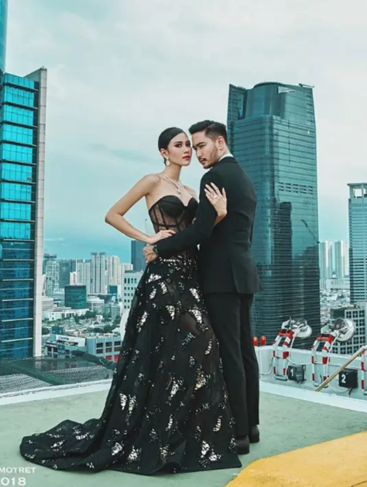 Pasangan selebriti, Syahnaz Sadiqah dan Jeje Govinda melakukan sesi pemotretan prewedding di atas gedung bertingkat. Konsep yang diusung Syahnaz Saqidah dan Jeje Govinda adalah nuansa hitam. (Instagram/riomotret)
