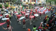 Pertunjukan payung para ibu-ibu meramaikan festival budaya Helaran 2018, Bogor, Jawa Barat, Minggu (12/8). Helaran merupakan acara puncak HUT ke-536 Bogor. (Merdeka.com/Arie Basuki)