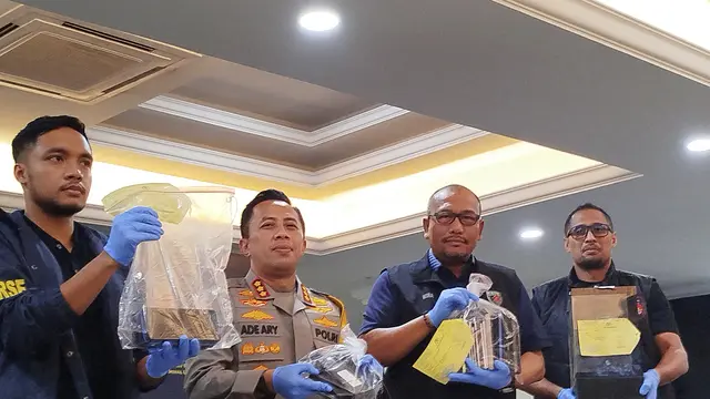 Polda Metro Jaya menangkap 11 orang pelaku judi online di Kelurahan Tanjung Burung, Teluknaga, Kabupaten Tangerang, Banten.