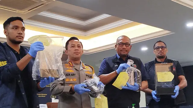 Polda Metro Jaya menangkap 11 orang pelaku judi online di Kelurahan Tanjung Burung, Teluknaga, Kabupaten Tangerang, Banten.