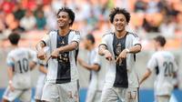 Selebrasi pemain Timnas Jerman U-17 setelah&nbsp;Eric Emanuel Da Silva Moreira (kanan) mencetak gol ke gawang Timnas Venezuela U-17 dalam laga pamungkas Grup F Piala Dunia U-17 2023 yang berlangsung di Jakarta International Stadium (JIS), Jakarta, Sabtu (18/11/2023). (Bola.com/Bagaskara Lazuardi)