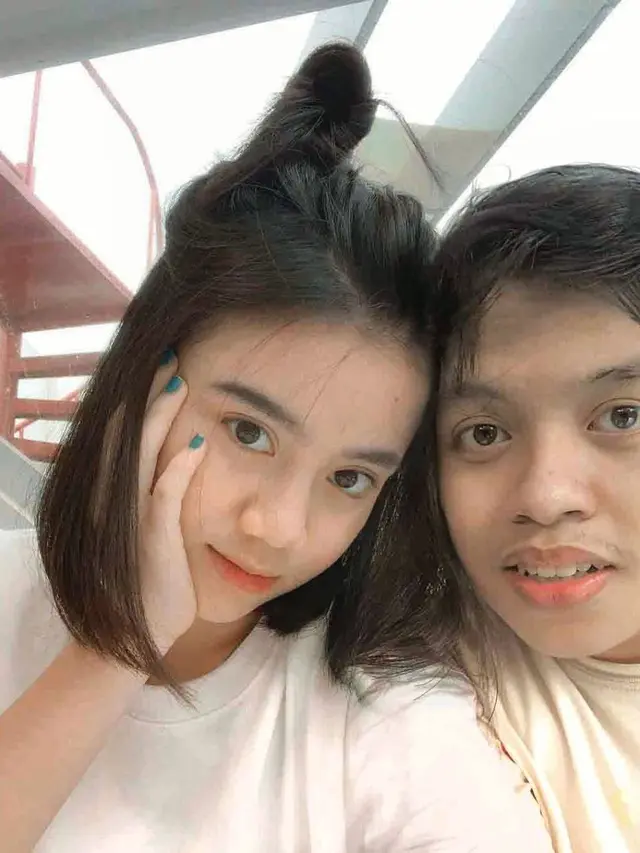 6 Editan Foto Pria Bareng Selebgram Gaming Ini Halu Banget, Kocak