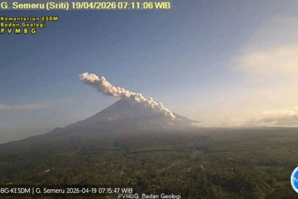 Gunung Semeru erupsi
