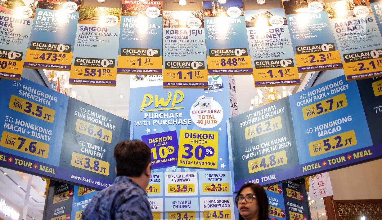 Pengunjung melihat-lihat promo tiket wisata dalam acara Astindo Travel Fair 2019 di JCC Senayan, Jakarta, Jumat (22/2). Terdapat 150 gerai dalam Astindo Travel Fair 2019. (Liputan6.com/Faizal Fanani)