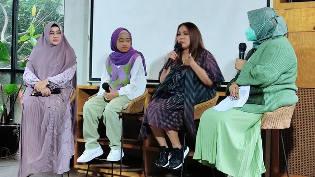 Rieka Roslan dan  Ainun Mahya