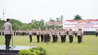 Kapolda Riau Irjen Mohammad Iqbal memimpin apel kenaikan pangkat personel. (Liputan6.com/M Syukur)
