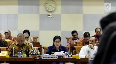 Menteri Kesehatan Nila Moeloek saat Rapat Dengar Pendapat (RPD) dengan Komisi IX DPR, di Kompleks Parlemen Senayan, Jakarta, Senin (27/8). (Liputan6.com/JohanTallo)