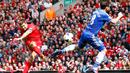 Gelandang Chelsea, Frank Lampard, menahan laju tendangan Steven Gerrard (Liverpool) saat berlaga di Liga Primer Inggris di stadion Anfield, Liverpool, (27/4/2014). (REUTERS/Darren Staples)