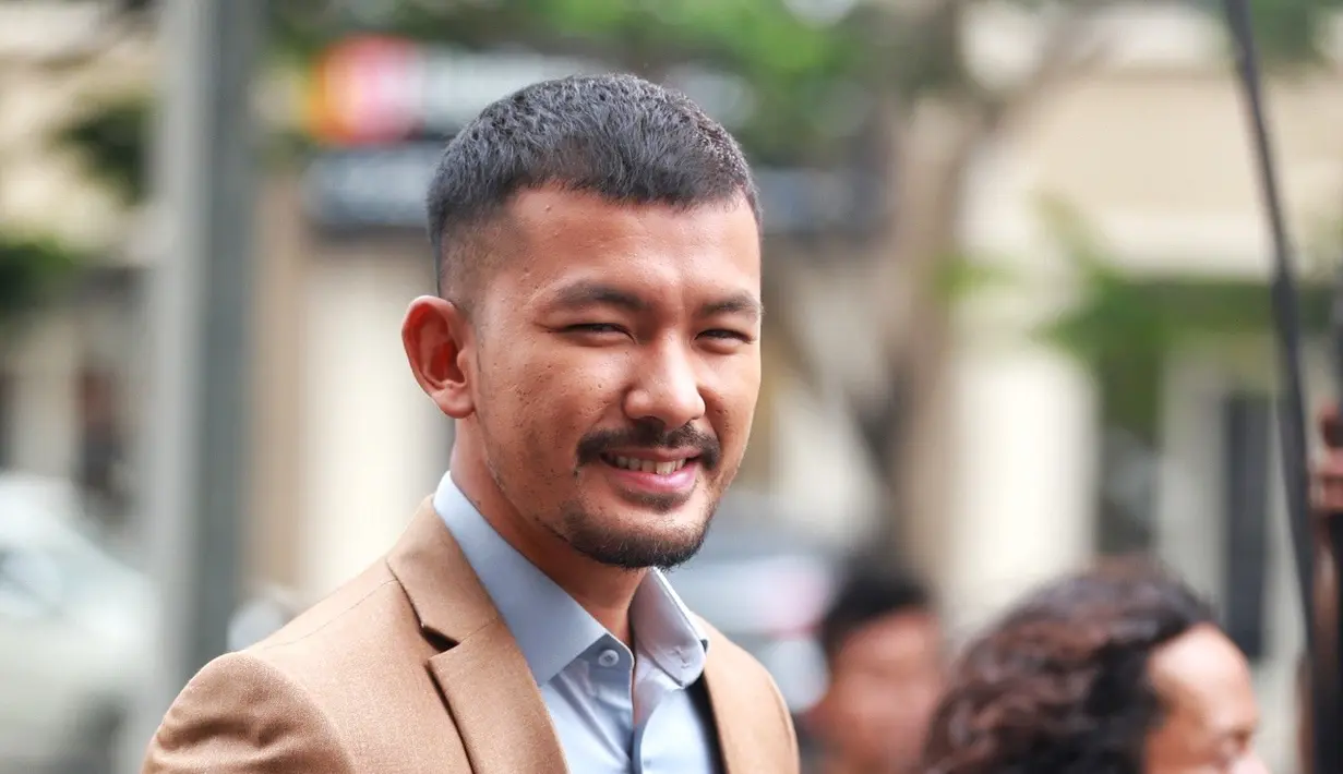 "Terus saya juga ngefans sama Gempi. Makanya pas mau ketemu sama Gisel, saya ingatin dia, jangan lupa bawa Gempi. Saya belum sempat ketemu kan, makanya pengen lihat," ungkap Rio Dewanto saat ditemui di Cengkareng, Jakarta Barat. (Adrian Putra/Bintang.com)