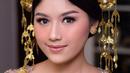 <p>Sedangkan Erina tampial ayu sebagai perempuan Jawa mengenakan sunting emas sebagai headpiece. Makeup Erina dilakukan oleh Marlene Hariman.</p>