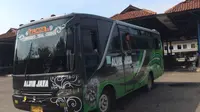 Bus melaju di jalanan pantura dengan iringan musik dangdut (Liputan6.com / Panji Prayitna)