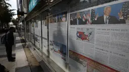Surat kabar yang memberitakan tentang pemilihan presiden (Pilpres) AS terpampang di sebuah jalan di Seoul, Korea Selatan pada Kamis (5/11/2020).  (AP Photo/ Lee Jin-man)