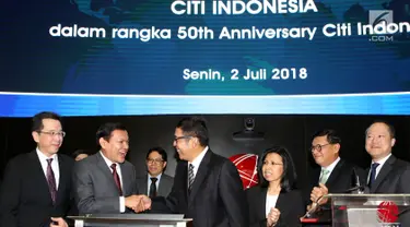 CEO Citi Indonesia Batara Sianturi (kedua kiri) dan Dirut Bursa Efek Indonesia Inarno Djajadi (ketiga kiri) bersalaman sebagai tanda dimulainya perdagangan saham di Bursa Efek Indonesia, Senin (2/7). (Liputan6.com/HO/Budi)