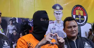 Setelah tertangkap polisi akibat kasus narkoba, Tora Sudiro dan Mieke Amalia diamankan pihak kepolisian di Polres Jakarta Selatan. Kabar terbaru, Tora yang masih berada di sana dengan ramah menyapa awak media. (Adrian Putra/Bintang.com)