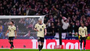 Ekspresi kekecewaan Dani Olmo usai gawang timnya kebobolan dalam laga Atletico Madrid vs Barcelona di leg pertama semifinal Copa del Rey 2025/2026, Jumat (13/2/2026). (AP Photo/Manu Fernandez)