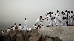 Peziarah Muslim berdoa di Jabal Rahmah dekat tepi Arafah saat ibadah haji, Arab Saudi (22/9/2015). Jabal Rahmah diyakini umat Muslim, sebagai tempat pertemuan antara Adam dan Hawa. (REUTERS / Ahmad Masood)