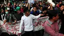 Aksi unjuk rasa menolak kenaikan harga BBM bersubsidi di Jalan Medan Merdeka, Jakarta, Rabu (19/11/2014). (Liputan6.com/Johan Tallo)