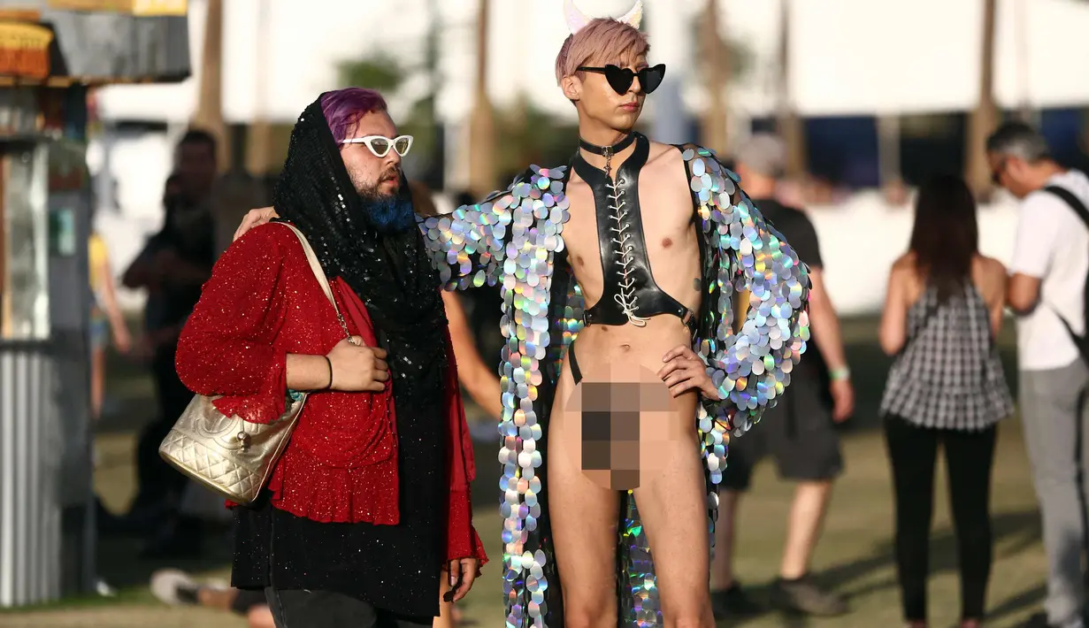 Dua penonton saat menghadiri Coachella Valley Music and Arts Festival 2018 di Empire Polo Club di Indio, Calif (15/4). Festival Coachella ini sudah ada sejak tahun 1999. (AFP Photo/Rich Fury)