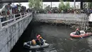 Tim gabungan Damkar, BPBD, dan KLHK menyusuri Kali Grogol untuk melakukan pencarian buaya di Jakarta Barat, Kamis (28/6). Sebelumnya pada Rabu pagi, warga melihat beberapa ekor buaya berenang di gorong-gorong Kali Grogol. (Merdeka.com/Iqbal S. Nugroho)