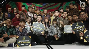 Para pemenang ajang Liputan6 Award 2018 foto bersama usai acara di SCTV Tower, Jakarta, Minggu (20/5). Liputan6 Awards adalah event tahunan Liputan 6 yang bertepatan dengan HUT Liputan 6 ke-22 tahun. (Liputan6.com/Herman Zakharia)